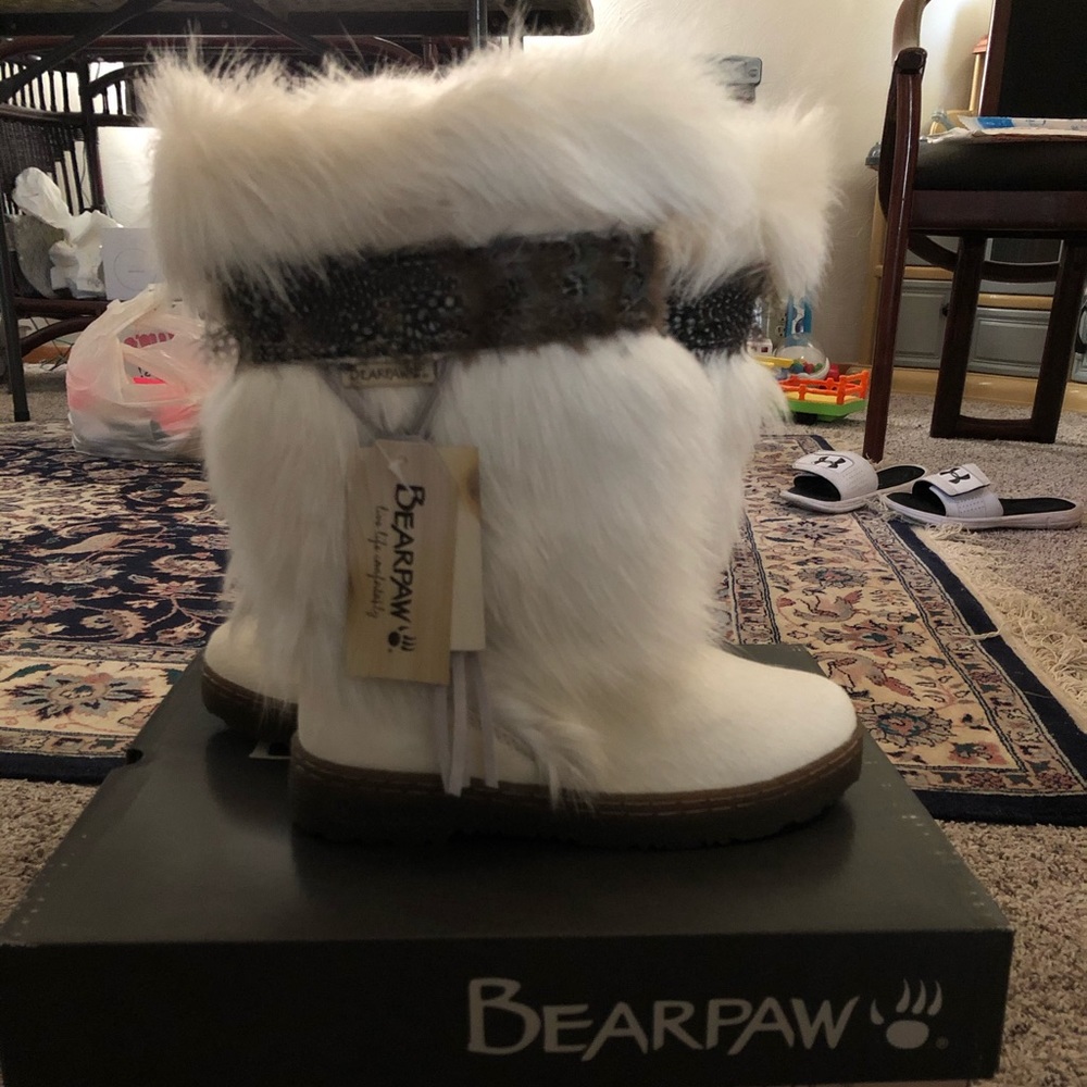 Bear paw white boots (NWT)